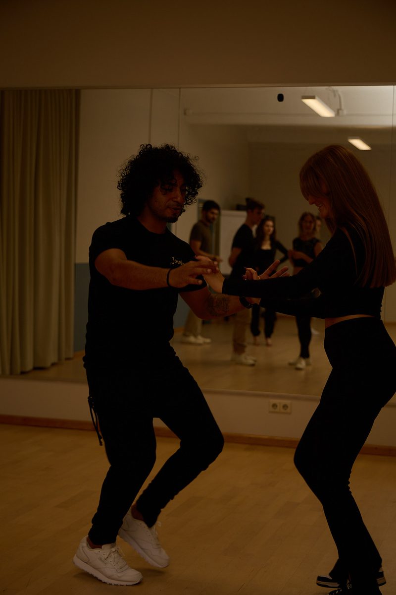 Jonathan von BellasArtes tanzt Salsa im Studio
