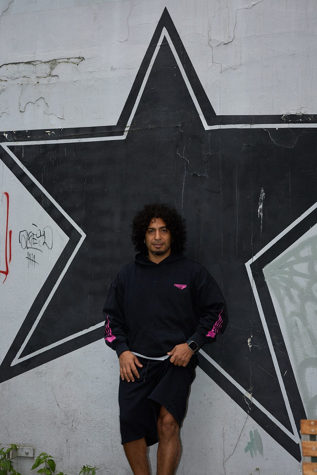 Jonathan Jiménez Ardila vor Stern-Graffiti