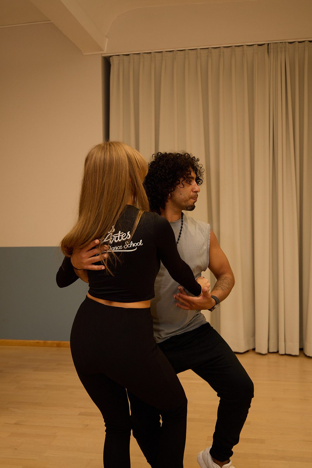 Bachata Fusión bei BellasArtes – enger Paartanz im Studio